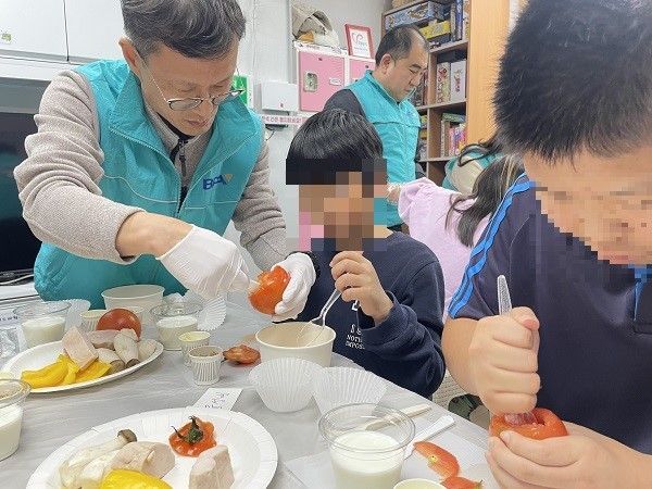 BPA 직원들이 지역농산물 활용 저소득층 어린이 도시락 만들기 봉사를 하고 있다.