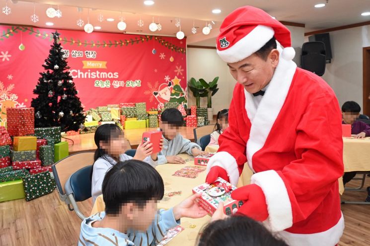 김동근 시장이 크리스마스를 맞아 지난 23일 아동양육시설 이삭의 집을 방문해 아이들에게 선물을 전달하고 있다. 의정부시 제공