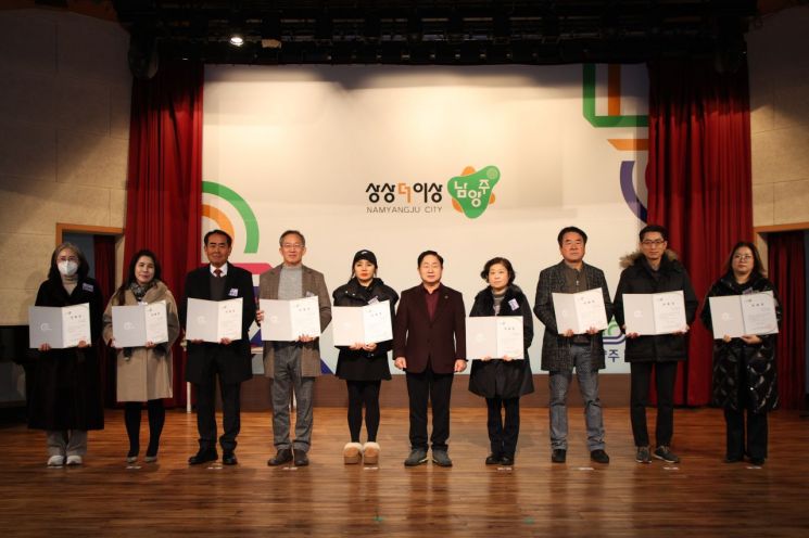 주광덕 남양주시장(오른쪽 다섯 번째)이 지난 23일 시청 다산홀에서 ‘주민자치회 위원 위촉식 및 역량 강화 교육’을 개최한 뒤 참석자들과 기념촬영을 하고 있다. 남양주시 제공