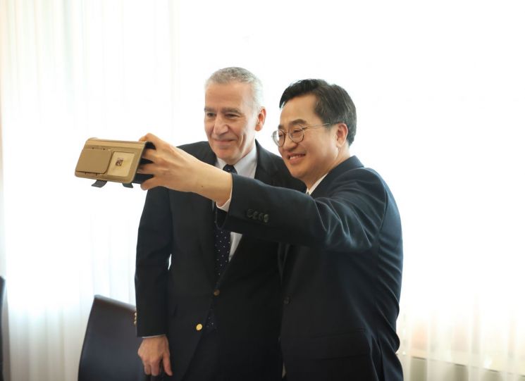 김동연 경기도지사(오른쪽)가 24일 내달 퇴임하는 필립 골드버그 주한 미국대사와 오찬 간담회에 앞서 사진을 찍고 있다. 경기도 제공