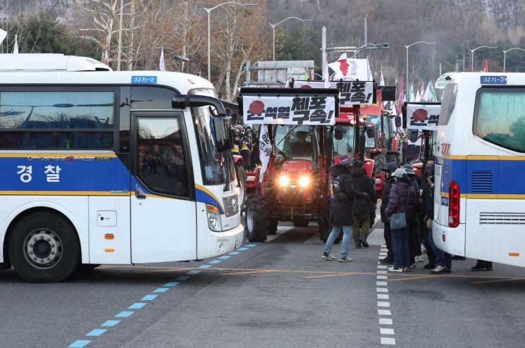 지난 22일 오후 서울 서초구 남태령에서 열린 '윤석열 대통령 체포·구속 농민 행진 보장 촉구 시민대회'에서 트랙터 이동을 통제하던 경찰 버스가 철수하고 있다. 연합뉴스