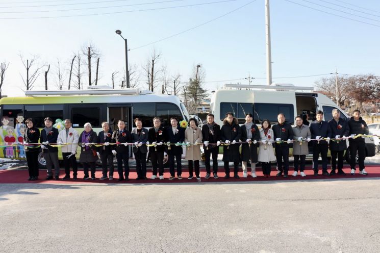 Attendees are cutting the commemorative tape at the opening ceremony of 'Dudream Health ON Bus,' a visiting health care service in Icheon City. Photo by Icheon City