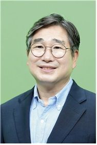 두번째 동시집 '아가의 꿈'을 펴낸 강상구 전남도 에너지산업국장.