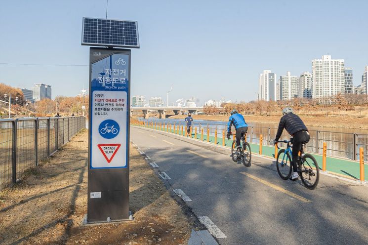 안양천 태양광 LED 안전표지 확충 모습. 양천구 제공.