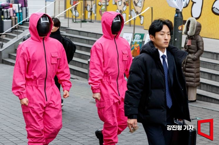 [이미지 다이어리] 명동에 나타난 오겜 요원들