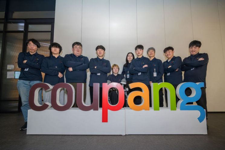 쿠팡 소속 장애인 e스포츠 선수들과 캡틴이 기념 촬영을 하고 있다. 쿠팡 제공