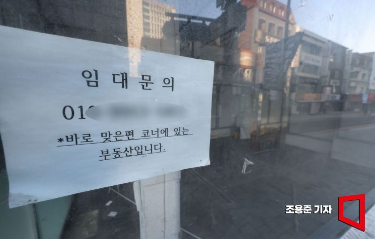 경기 침체, 내수부진 등 대내외적인 악재로 인해 소상공인들의 폐업이 급증하고 있는 가운데 서울 신촌의 한 상가밀집지역에 빈점포들이 즐비하다.