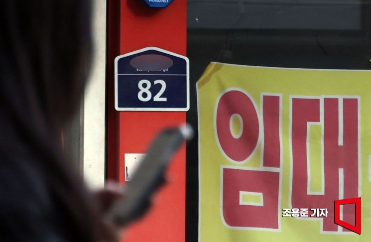 경기 침체, 내수부진 등 대내외적인 악재로 인해 소상공인들의 폐업이 급증하고 있는 가운데 26일 서울 신촌의 한 상가밀집지역에 빈점포들이 즐비하다. 이에 따라 소상공인 폐업 공제금 지금 규모도 올해 1조 3천억 원을 넘어 사상 최대치를 기록했다. 조용준 기자