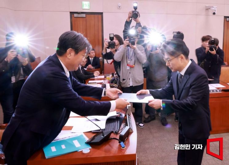 [포토] 선서문 제출하는 마용주 후보자