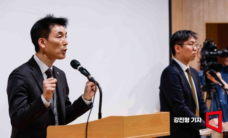 [포토] 김용현 전 국방장관 변호인단 입장발표 기자회견