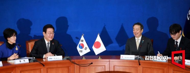 [포토] 미소짓는 이재명 대표와 미즈시마 코이치 일본대사