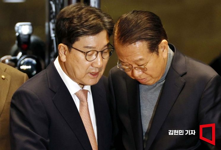 [포토] 머리 맞댄 국민의힘 권성동-권영세, 정국 수습 해법 있나