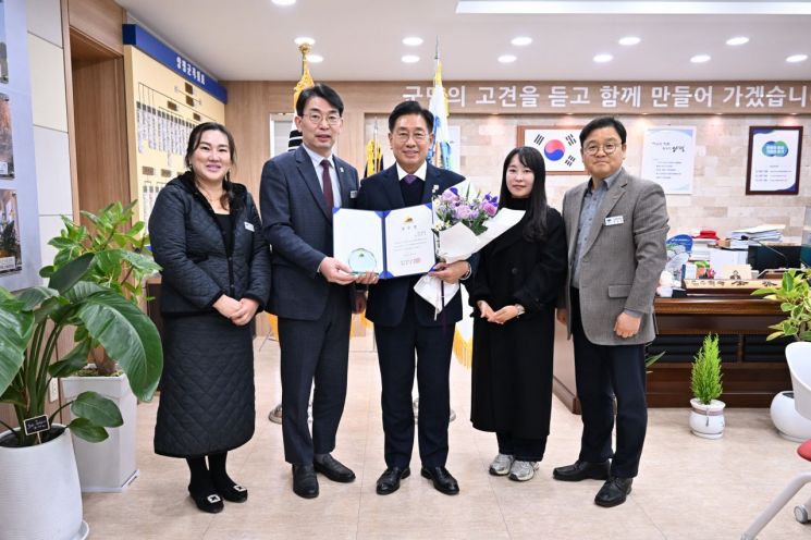 전진선 양평군수가 지난 24일 국회도서관 대강당에서 개최된 한국언론연대 주관 ‘제3회 의정·행정대상 시상식’에서 기초단체장 부문 우수상을 수상하고 있다. 양평군 제공