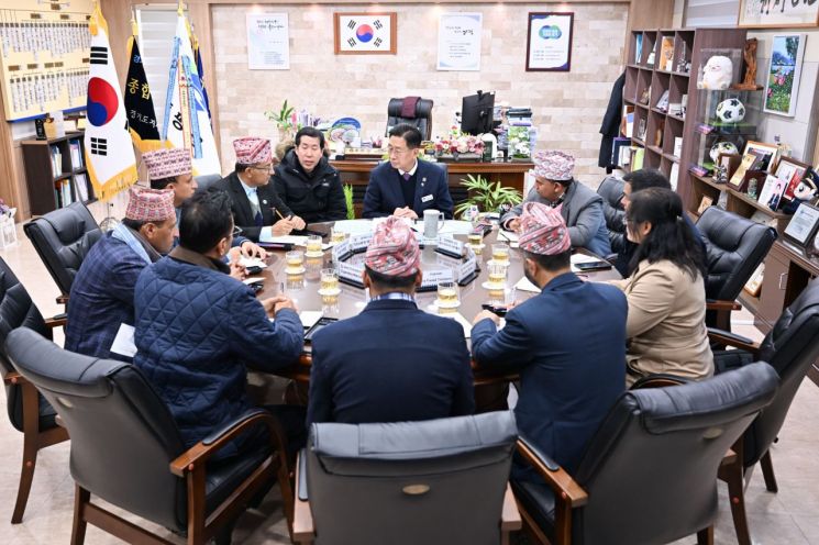 네팔 포카라시 대표단이 지난 24일 양평군의 선진 자원순환 정책을 벤치마킹하기 위해 양평군을 방문해 전진선 군수와 환담을 나누고 있다. 양평군 제공