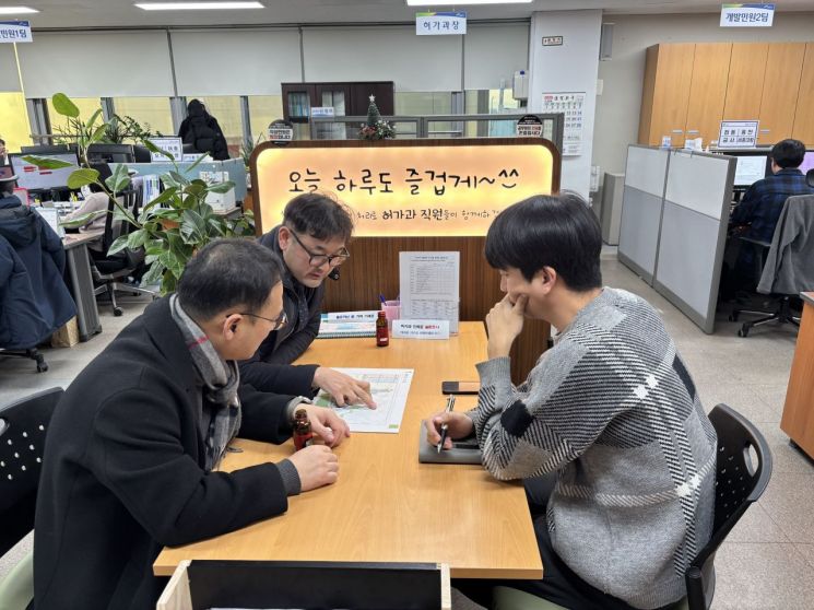 여주시 허가과는 여주시 공직자 친절도 및 행정서비스 만족도 조사에서 3년 연속 우수부서로 선정됐다.  사진은 허가과 직원이 민원인과 상담하는 모습. 여주시 제공