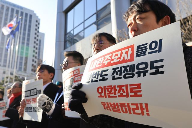 26일 오전 서울 서대문구 경찰청 국가수사본부 앞에서 '평화와 연대를 위한 접경지역 주민·종교·시민사회 연석회의', '윤석열 즉각퇴진·사회대개혁 비상행동' 관계자들이 기자회견을 하고 있다. 연합뉴스