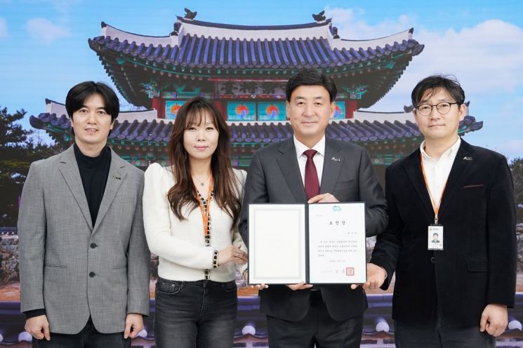 방세환 광주시장(오른쪽 두 번째)이 2024년 산불 예방과 진화에 적극 기여한 공을 인정받아 산불방지 분야 최우수 기관으로 경기도지사 표창을 수상한 뒤 참석자들과 기념촬영을 하고있다. 경기 광주시 제공