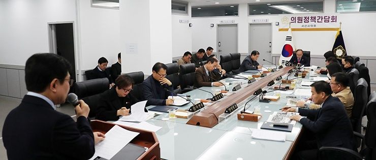 충남 서산시의회가 26일 서산시의회 의원사무실에서 12월 의원정책간담회를 갖고 18개 안건을 협의했다. 사진은 의원간담회 모습. /서산시의회