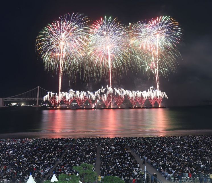 9일 오후 부산 수영구 광안리해수욕장 일대에서 열린 제19회 부산불꽃축제에서 광안대교를 배경으로 화려한 불꽃이 가을 바다를 수놓고 있다. 연합뉴스