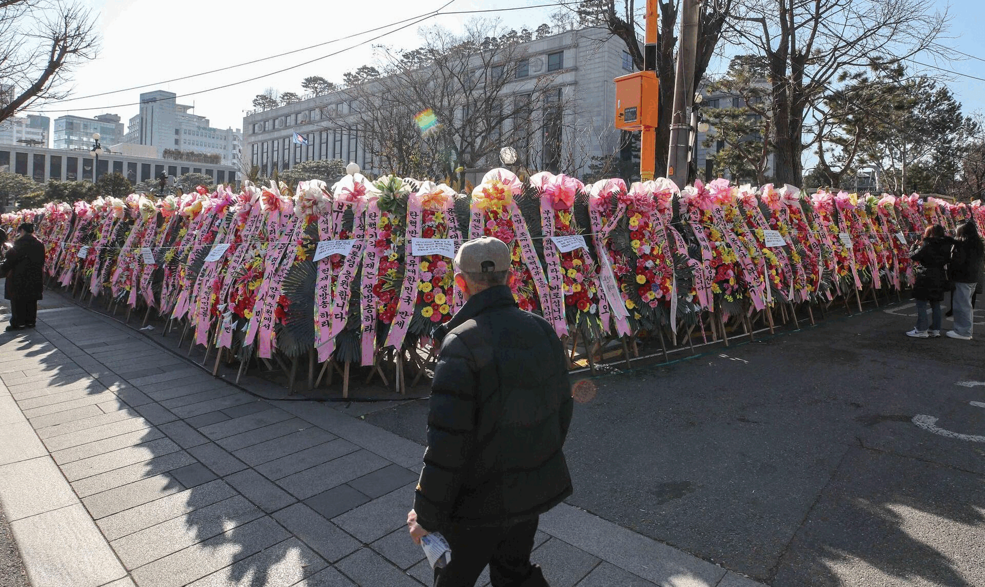 헌법재판소가 윤석열 대통령에 대한 탄핵심판청구 사건을 심리 중인 가운데 23일 서울 종로구 헌법재판소 외벽에 윤 대통령을 응원하는 화환이 세워져 있다. 강진형 기자