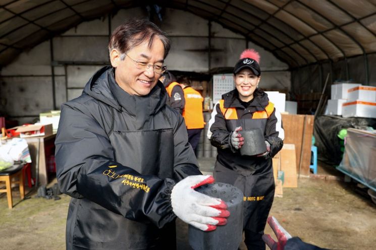 [포토뉴스]이동환 고양시장, '사랑의 연탄 나눔 봉사활동' 동참