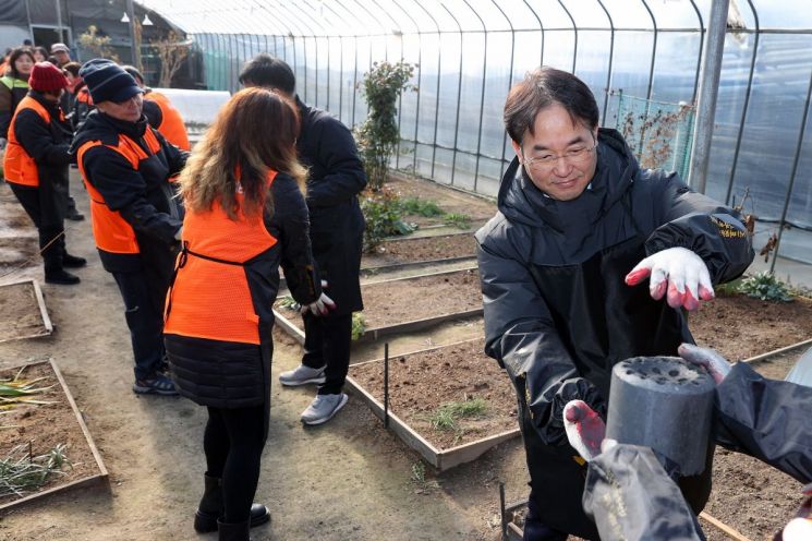 [포토뉴스]이동환 고양시장, '사랑의 연탄 나눔 봉사활동' 동참