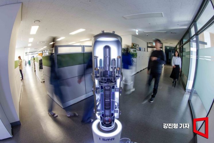 차세대 에너지원으로 소형 모듈 원자로(SMR)가 주목 받고 있다. 소형 모듈 원자로는 1000MW 이상의 출력을 내는 대형 원자로와 달리 300MW 미만의 작은 출력으로 주요 기기의 일체화를 통해 모듈 형태로 생산 가능한 원자로다. 사진은 대전 유성구 혁신형소형모듈원자로기술개발사업단에서 관계자들이 분주하게 움직이는 모습. 기사의 내용과 직접적 관련은 없음. 강진형 기자