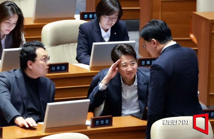 이준석 개혁신당 의원이 26일 마은혁, 정계선, 조한창 헌법재판소 재판관 선출안이 상정되는 국회 본회의장에서 의원과 인사하고 있다. 김현민 기자