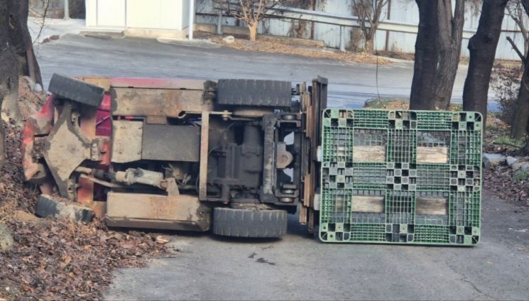거창서 성탄절에 일하던 60대, 지게차에 깔려 숨져