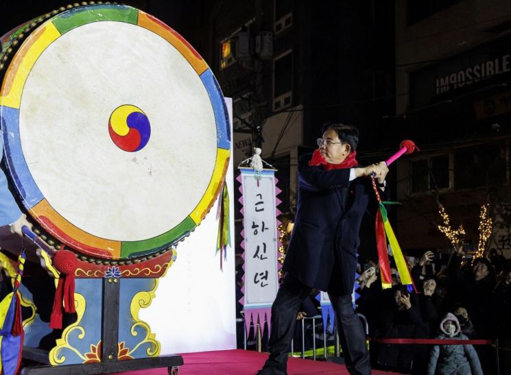 "‘2025년 새해 복(福)’ 레드로드서 한가득 받아가세요"