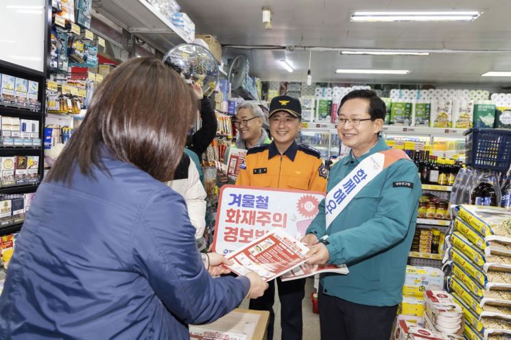 대림 중앙시장을 방문해 동절기 화재안전 캠페인을 진행하는 최호권 영등포구청장