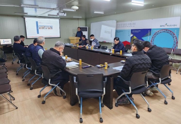 부산도시공사가 일광지구 4BL 통합공공임대주택 환기설비·도시가스공사 안전시공보고회를 개최하고 있다. 부산도시공사 제공