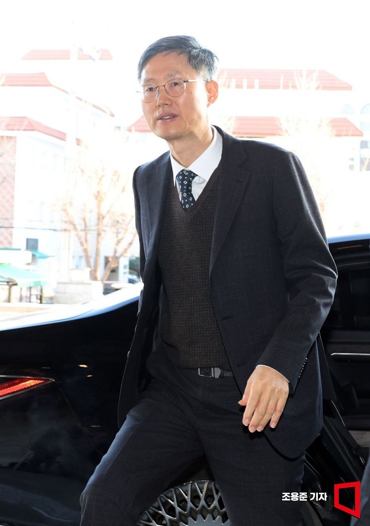 [Photo] Acting Chief Justice Moon Hyung-bae of the Constitutional Court Arrives at Work