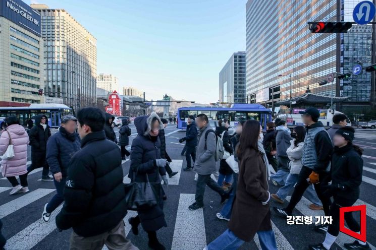 우울·걱정 커진 한국 사회…국민 절반 "내 이념은 중도" 