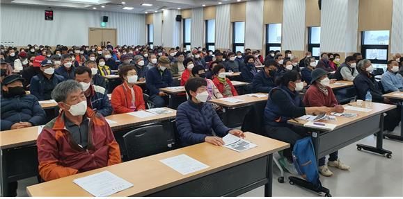 在大成农协教育场所介绍田间作物共同经营体培育支援项目。