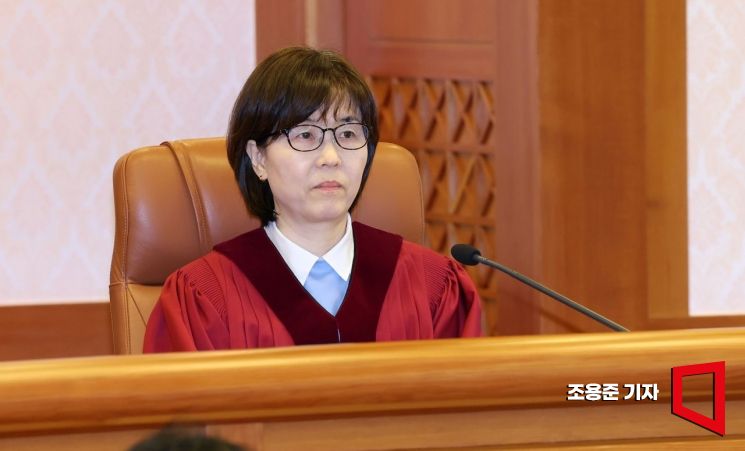 윤석열 대통령의 탄핵심판 사건 첫번째 변론준비기일인 27일 이미선 헌법재판관이 서울 종로구 헌법재판소 소심판정에 입장해 있다. 조용준 기자