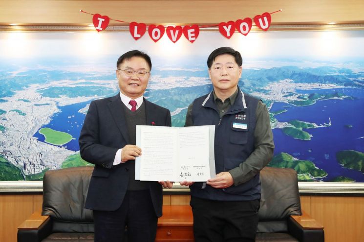 홍남표 창원특례시장과 이상신 노조위원장이 단체협약 체결 후 사진.