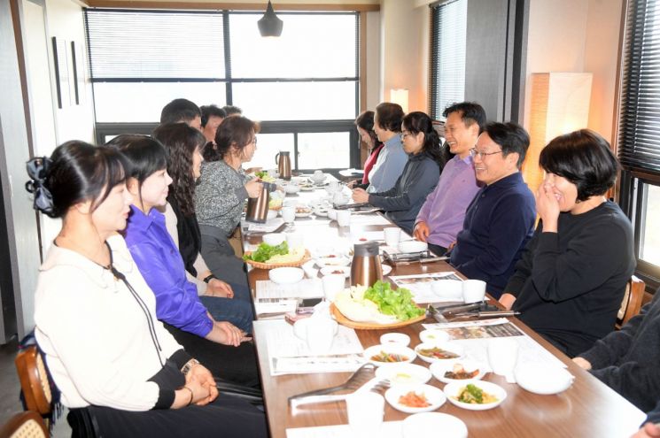 Gwangju Mayor Kang Gijung Has Lunch with Cafeteria Staff
