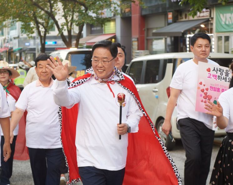 양주 천만송이 천일홍 축제 '플라워 시민 퍼레이드' 중 고읍시가지에서 시민들에게 손을 흔들고 있는 강수현 양주시장. 양주시 제공