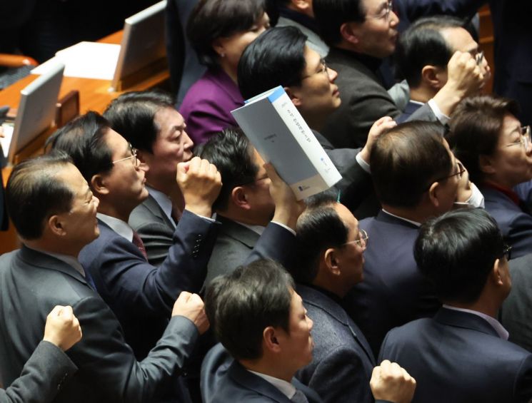 "권한대행이 무슨 죄가 있어!"…한덕수 탄핵 표결 두고 국회 아수라장[현장]