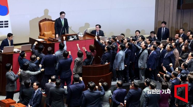 [포토] 집단 항의하는 국민의힘