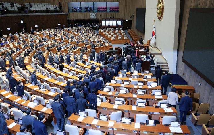 국민의힘 의원들이 27일 오후 국회 본회의에서 한덕수 대통령 권한대행 국무총리의 탄핵안 가결에 대해 항의하기 위해 국회의장석으로 가고 있다. 연합뉴스