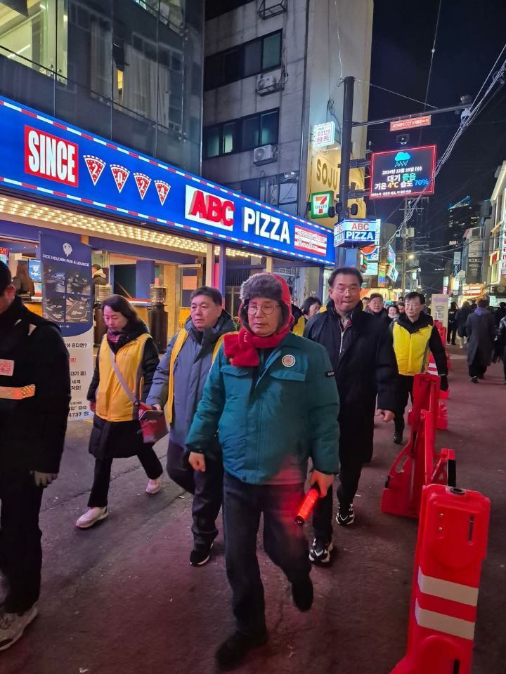 박강수 마포구청장이 지난 25일 크리스마스날 저녁 홍대 레드로드 안전 점검에 나서고 있다.