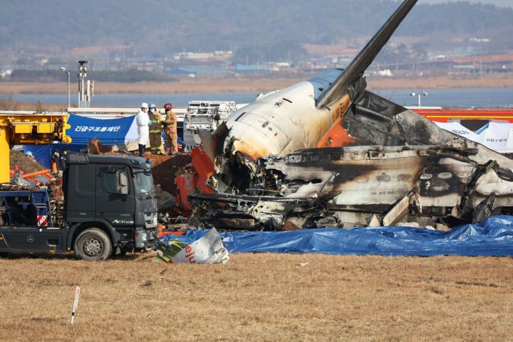 "권력 이전 중 발생한 사고"…여객기 추락 앞다퉈 보도한 美언론