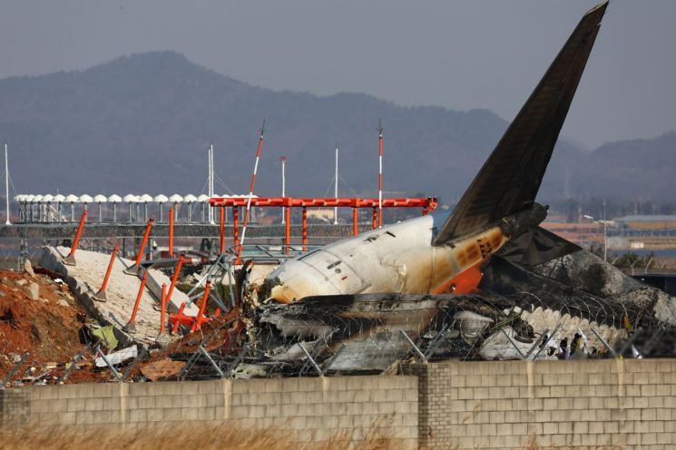 29일 전남 무안군 무안국제공항에서 착륙 도중 충돌 후 폭발한 항공기의 잔해 / 사진출처=연합뉴스