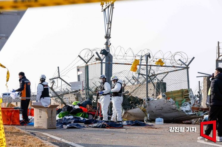 임영웅 '묵념'·지드래곤 '국화꽃'·김장훈 '공연취소'…제주항공 참사에 연예계 추모 물결