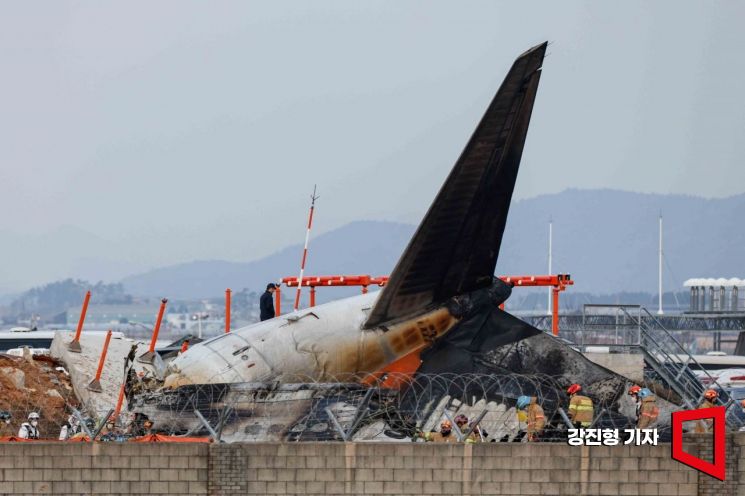 무안국제공항에서 탑승객 181명을 태운 제주항공 여객기가 착륙 중 활주로 외벽에 충돌한 뒤 화재가 발생해 승객 대부분이 사망하는 대참사가 발행한 지난달 29일 전남 무안국제공항 활주로에 사고 기체 잔해가 놓여 있다. 강진형 기자