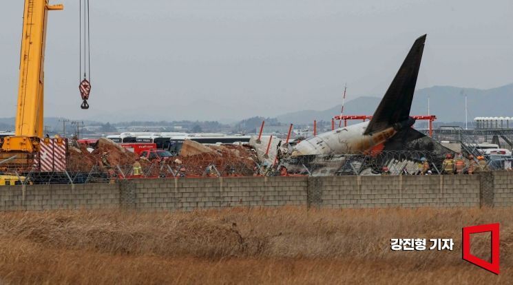 "북한·블랙요원·무속 원인"…무안 공항 참사에 또 고개든 '음모론'