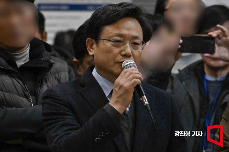 김이배 제주항공 대표이사가 지난해 12월 29일 전남 무안군 무안국제공항에서 유가족들을 만나 사과하고 있다. 강진형 기자