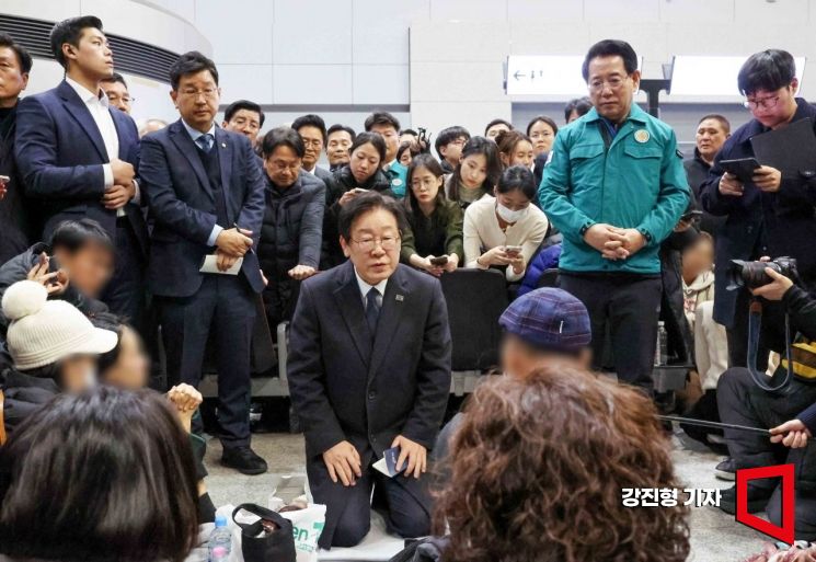 무안 찾아 유가족 만난 이재명 "할 수 있는 최선 다하겠다"